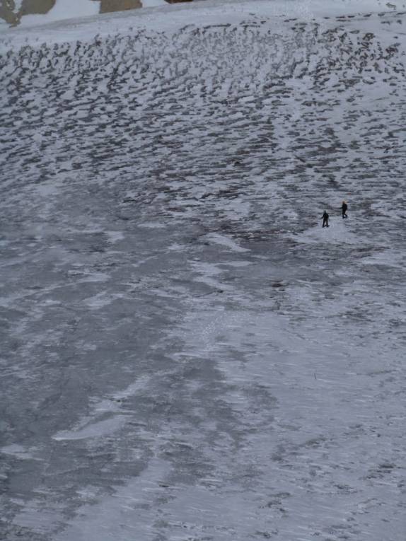 Dois alpinistas atravessam a geleira que dá acesso ao cume do Iztaccihuatl, vulcão próximo à Amecameca, na região central do México